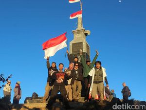 Dear Pendaki, Tak Ada Larangan Kibarkan Bendera di Puncak Lawu, tapi...