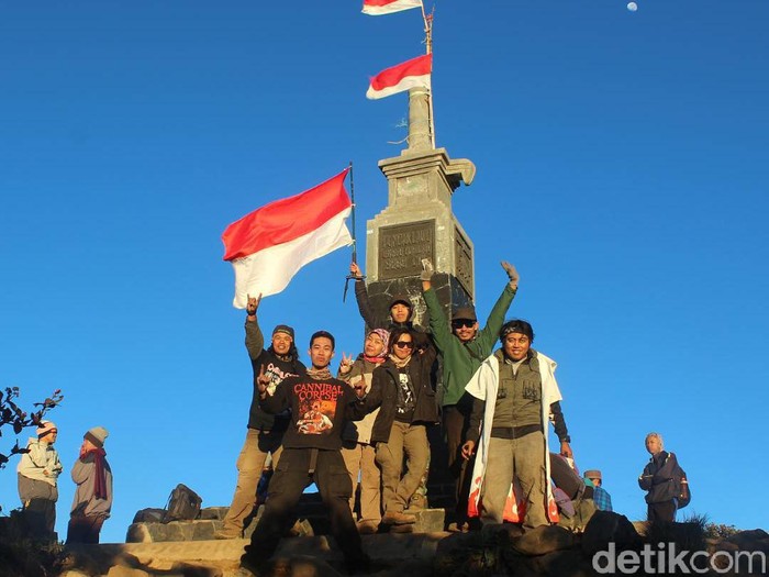 warga bojonegoro mendaki di gunung lawu