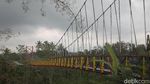 Warna-warni Jembatan Jokowi yang Ngehits di Magelang