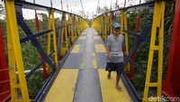 Saat mujur dari atas jembatan ini bisa melihat keindahan Gunung Merapi dari kejauhan.  