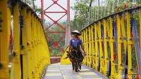 Jembatan gantung yang diresmikan langsung oleh Presiden Jokowi pada 18 September 2017 tersebut menjadi tempat wisata alternatif yang cocok untuk berfoto-foto.  
