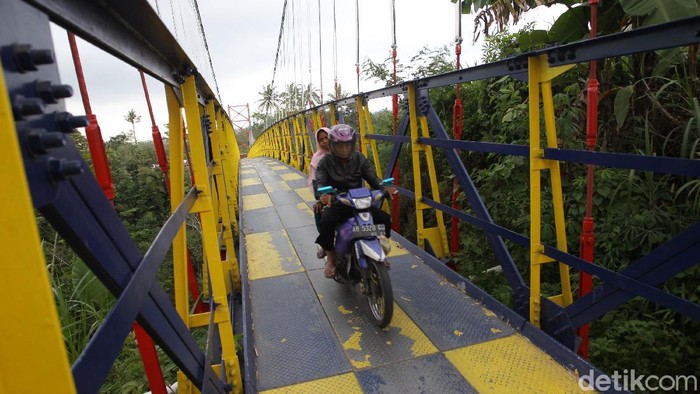 Warna-warni Jembatan Jokowi yang Ngehits di Magelang Di Magelang, ada satu jembatan yang sempat ngehits karena diresmikan langsung oleh Presiden Joko Widodo.