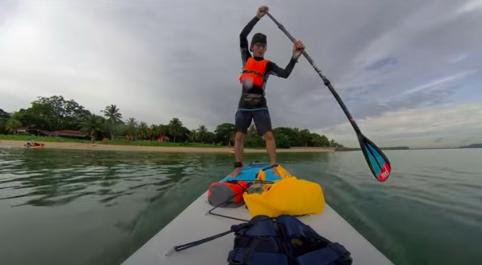 YouTuber Ini Nekat Dayung Perahu demi Makan Siang di Restoran Tengah Laut