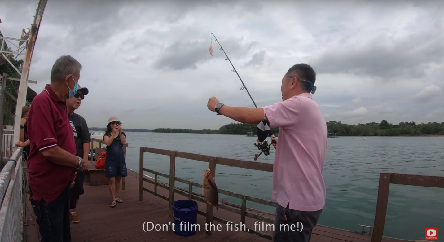 YouTuber Ini Nekat Dayung Perahu demi Makan Siang di Restoran Tengah Laut