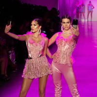 Nama Amelia Hamlin mungkin belum familiar. Namun ia cukup dikenal terlebih memiliki orangtua terkenal. Ayahnya adalah aktor Harry Hamlin dan ibunya adalah bintang reality show Real Housewives, Lisa Rinna. Foto: Instagram @ameliagray