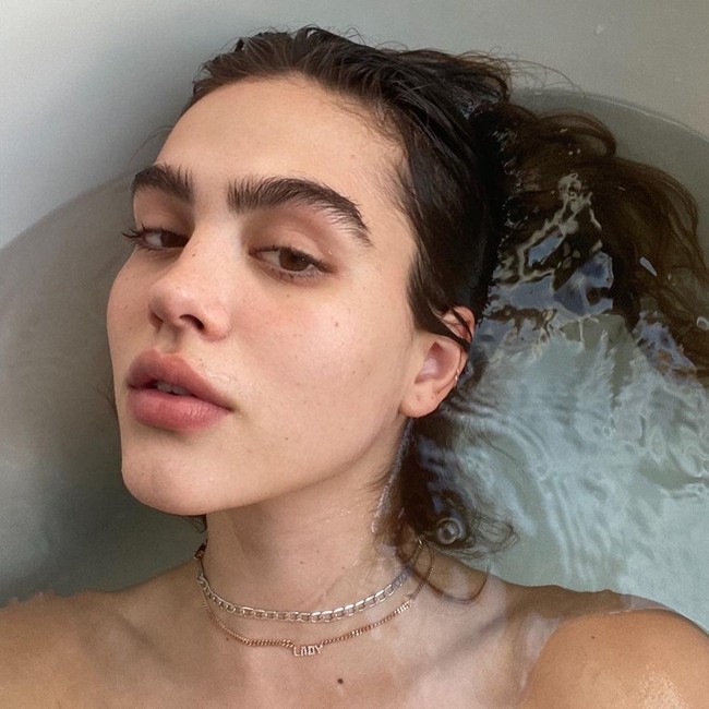 Aku menderita banyak masalah dalam tubuhku, antara ketidakseimbangan hormon, tiroid terus meningkat, penyakit Hashimoto, depresi, dan kecemasan yang aku punya. Tidak ada orang yang seharusnya mengalami itu. Itu hanya membuang waktu dan membuang dua pil setiap pagi, katanya dilansir Fox.Foto: Instagram @ameliagray