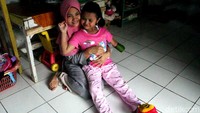 Meysa Widiya saat ini berstatus pelajar kelas 1 di SDN Ciwangi, kepada wartawan ia malu-malu menceritakan harapannya membeli tangan palsu. 