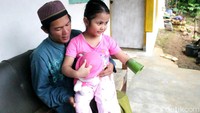 Darin (40) sang ayah hanya seorang guru ngaji, sedikit rezeki yang ia peroleh hanya cukup untuk membayar listrik dan makan sehari-hari istri dan tiga anaknya termasuk Meymey, panggilan akrab Meysa.