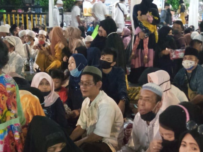 Beberapa jamaah Maulid dan penikahan putri Habib Rizieq tidak jaga jarak dan tidak menggunakan masker.