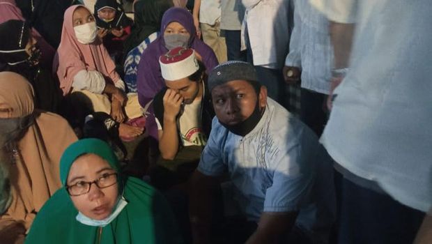 Beberapa jamaah Maulid dan penikahan putri Habib Rizieq tidak jaga jarak dan tidak menggunakan masker.