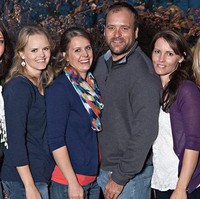 Berbagi suami, apakah para istri Brady Williams pernah cemburu? Menurut pria yang menikahi lima istrinya di usia 29 tahun ini, mereka sangat pengertian dan saling memahami. Saya sangat beruntung bisa mengarungi rumah tangga dengan semua istri saya, pungkasnya. Foto: Facebook/ Brady Williams