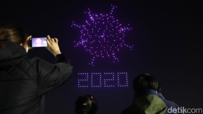 Drone Bentuk Corona Hiasi Langit Korsel Pemerintah Korea Selatan menggelar pertunjukan drone untuk mengedukasi warga tentang virus Corona dan protokol kesehatan.