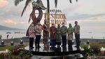 East Java Fashion Harmony Pamerkan Batik dan Keindahan Pantai Solong