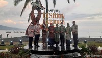 Gubernur Jawa Timur Khofifah Indar Parawansa hadir dalam East Java Fashion Harmony 2020. Dia juga sempat foto bersama peserta East Java Fashion Harmony 2020.