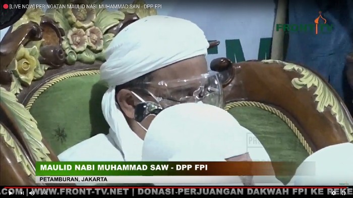 Habib Rizieq mengenakan masker dan face shield