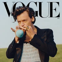 Belum lama ini publik dihebohkan dengan penampilan Harry Styles yang mengenakan gaun di sampul majalah Vogue. Dalam foto tersebut, ia memadukan smock dress dan blazer hitam. Foto: Dok. Vogue