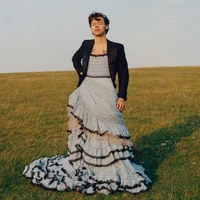 Harry Styles mengungkapkan pandangannya tentang berbusana. Menurutnya baju pria maupun wanita tidak seharusnya dikotak-kotakkan berdasarkan gender. Foto: Dok. Vogue