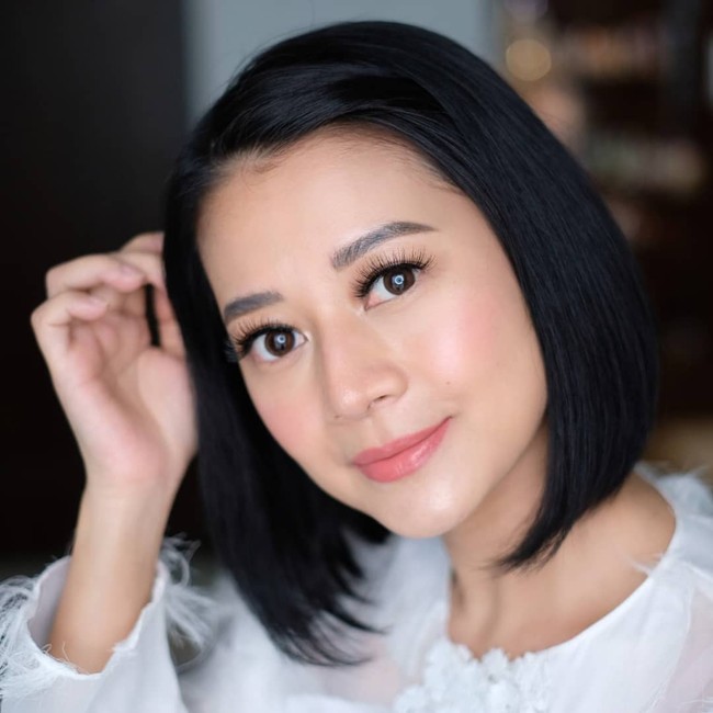 Salah satu rahasia kulit awet mudanya adalah perawatan kulit. Dalam channel Youtube-nya, wanita asal Bandung itu mengatakan bahwa resep awet mudanya adalah perawatan skincare sejak muda. Ia pun berusaha menjalani hidup sehat.  Foto: dok. Instagram @henyharun