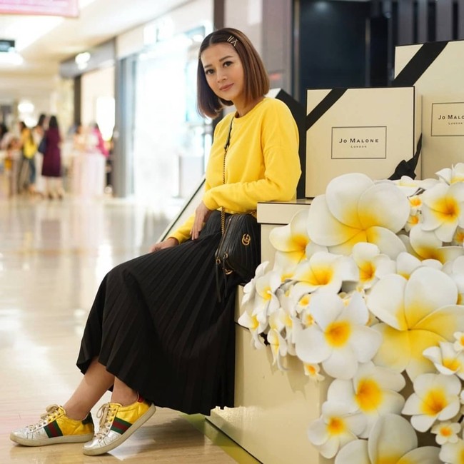 Vampire yang gak minum darah. goals, tulis netizen. Teh heny teh vampire sugan ? Kok ga menua sama sekali, komentar lainnya.  Foto: dok. Instagram @henyharun