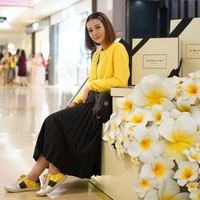 Vampire yang gak minum darah. goals, tulis netizen. Teh heny teh vampire sugan ? Kok ga menua sama sekali, komentar lainnya.  Foto: dok. Instagram @henyharun