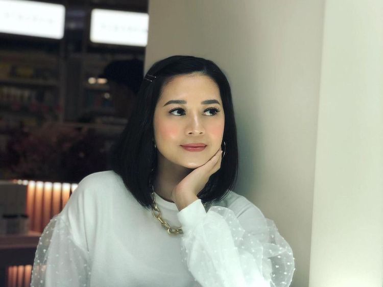 Foto: Beauty Influencer Heny Harun Ultah ke-46, Wajah Mudanya Disebut Vampire