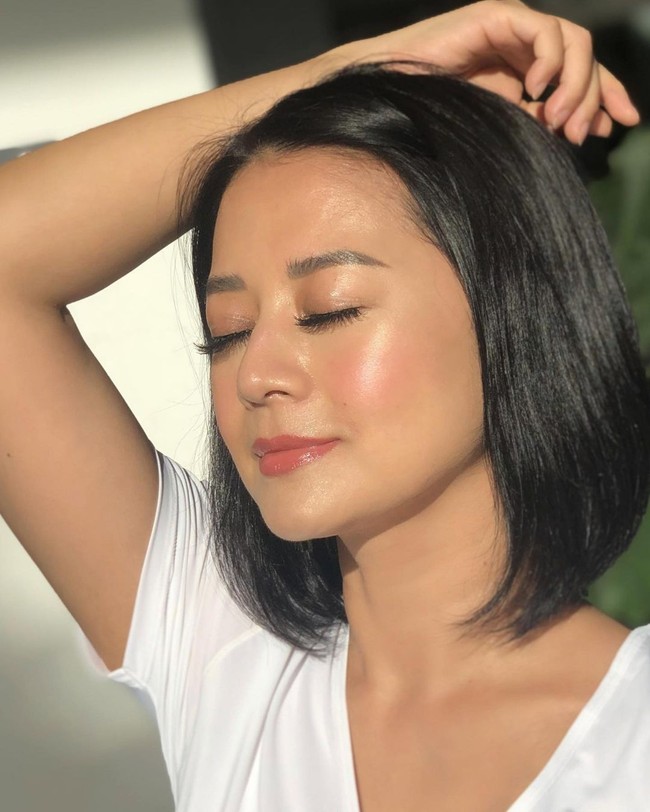 Kulit flawless dan glowing Heny Harun bikin iri sekaligus jadi goals untuk para wanita.  Foto: dok. Instagram @henyharun