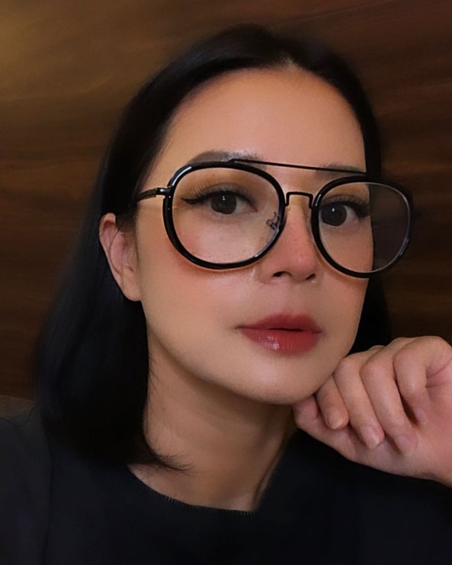 Netizen pun membanjiri pujian di kolom komentar karena penampilannya yang selalu awet muda. Tak sedikit netizen yang menyebut Heny Harun sebagai vampire karena tidak menua.  Foto: dok. Instagram @henyharun