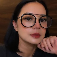 Netizen pun membanjiri pujian di kolom komentar karena penampilannya yang selalu awet muda. Tak sedikit netizen yang menyebut Heny Harun sebagai vampire karena tidak menua.  Foto: dok. Instagram @henyharun