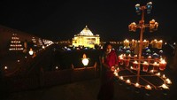 Cahaya memiliki peran penting dalam perayaan ini. Karena cahaya dilambangkan sebagai jalan yang membimbing manusia dari kegelapan. Lampu dan lilin ditata di seluruh sisi, menandakan cahaya yang terus memancar sebagai lambang kemakmuran. AP Photo/Ajit Solanki.