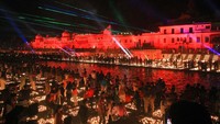 Orang-orang menyalakan lampu minyak di tepi sungai Saryu di Ayodhya, India, Jumat (13/11/2020) waktu setempat. AP Photo/Rajeev Bhatt.