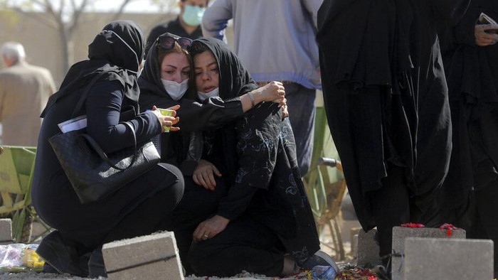 Pemakaman Behesht-e-Zahra di Teheran merupakan salah satu makam terbesar di dunia. Namun kini pemakaman itu tidak bisa menampung jenazah COVID-19 lagi di Iran.