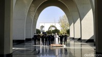 Namun kini Behesht-e-Zahra harus berjuang untuk mengikuti pandemi Corona yang melanda Iran dengan jumlah jenazah dua kali lipat dari biasanya.