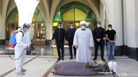 Saeed Khaal, manajer pemakaman Behesht-e-Zahra, menuturkan bahwa jumlah korban COVID-19 jauh lebih banyak dibanding korban akibat gempa bumi atau bahkan perang tahun 1980-an antara Iran dan Irak.
