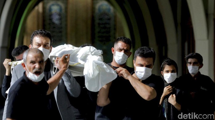 Pemakaman Behesht-e-Zahra di Teheran merupakan salah satu makam terbesar di dunia. Namun kini pemakaman itu tidak bisa menampung jenazah COVID-19 lagi di Iran.