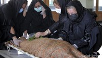 Iran melaporkan rata-rata ada satu penduduk di negara itu yang meninggal akibat virus Corona setiap lima menit sekali, atau setara dengan kematian sekitar 300 jiwa setiap hari.