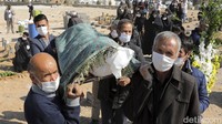 Di Behesht-e-Zahra atau Zahras Paradise dalam bahasa Farsi, dinamai menurut nama putri Nabi Muhammad, jenazah para korban virus Corona yang diketahui tiba setiap hari dengan ambulans.