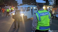 Akses Jalan KS Tubun mulai ditutup total pada pukul 17.52 WIB. 