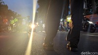 Lalu lintas dialihkan. Lalu lintas dari arah Tanah Abang yang hendak ke KS Tubun diputar balik dan diarahkan ke Jl KS Tubun II.