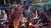 Sejumlah petugas Dishub dan laskar FPI terlihat mengatur lalu lintas.