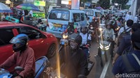 Lalu lintas di sekitar lokasi terlihat ramai. 