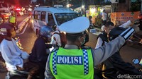 Polisi sudah disiagakan untuk mengatur lalu lintas di Jalan KS Tubun, Jakarta Pusat, Sabtu (14/11/2020).