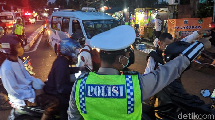 Jalan KS Tubun Ditutup Jelang Pernikahan Putri Rizieq Massa yang akan menghadiri kegiatan Maulid Nabi Muhammad SAW dan pernikahan putri Habib Rizieq Syihab malam ini memadati Jl KS Tubun, Jakarta Pusat, Sabtu (14/11/2020). Lalu lintas di Jl KS Tubun di kedua arah ditutup total.
