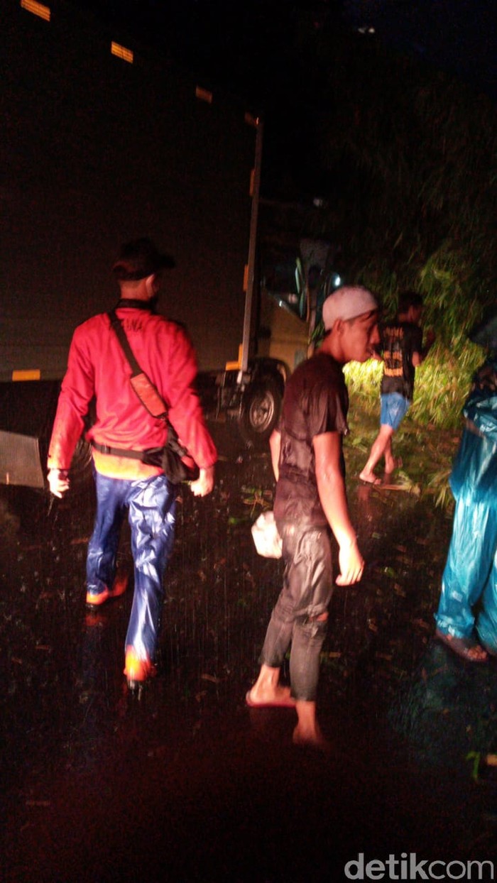 Jalan nasional di cianjur tertutup longsor