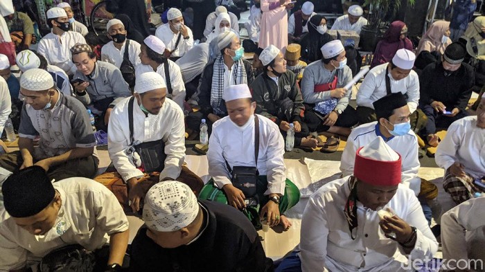 Jemaah mulai berdatangan ke Petamburan, Jakarta Pusat, untuk menghadiri perayaan Maulid Nabi Muhammad SAW dan pernikahan anak Habib Rizieq, Syarifah Najwa Syihab, Sabtu (14/11/2020).