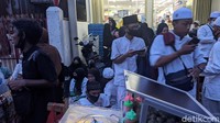 Pengunjung terus berdatangan dari arah Tanah Abang dan Slipi. 
