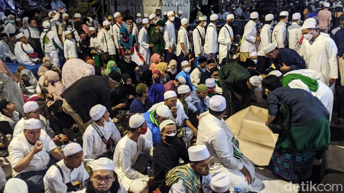 Jemaah Mulai Padati Acara Maulid-Pernikahan Putri Habib Rizieq Jemaah mulai berdatangan ke Petamburan, Jakarta Pusat, untuk menghadiri perayaan Maulid Nabi Muhammad SAW dan pernikahan anak Habib Rizieq, Syarifah Najwa Syihab, Sabtu (14/11/2020).