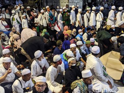 Massa Mulai Padati Acara Maulid-Pernikahan Putri Habib Rizieq