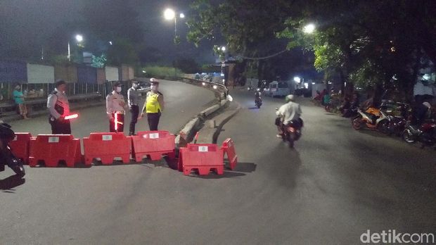 Jemaah terus berdatangan ke acara peringatan Maulid Nabi dan pernikahan putri Habib Rizieq di Petamburan (Adhyasta Dirgantara/detikcom)