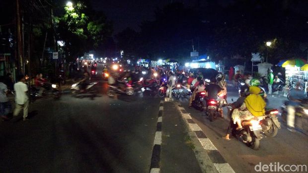 Jemaah terus berdatangan ke acara peringatan Maulid Nabi dan pernikahan putri Habib Rizieq di Petamburan (Adhyasta Dirgantara/detikcom)