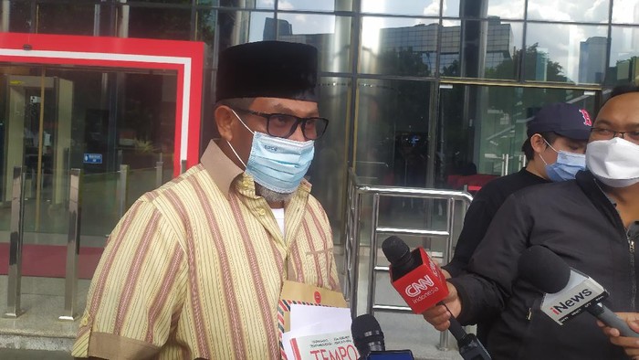 Kader Partai NasDem, Kisman Lakumakulita melaporkan dua rekannya, Wakil Ketua Umum DPP NasDem, Ahmad Ali, dan Ketua DPP NasDem, Rusdi Masse Mappasessu, ke KPK.